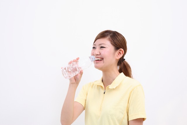 せっかく飲んだ “水” も、飲み方によっては＜肌の老化＞に繋がってしまうのをご存知ですか？