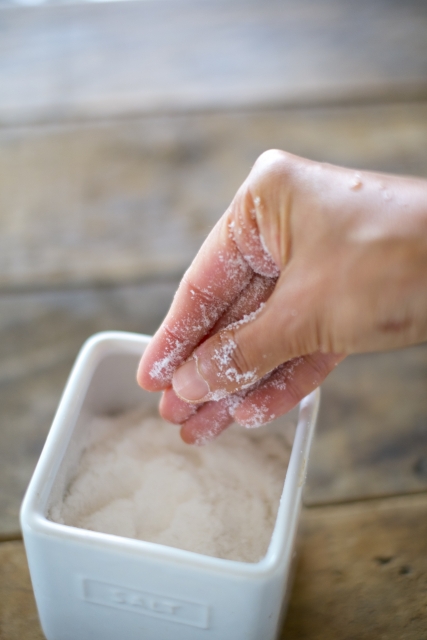 繊細でキメ細かい肌質のために、刺激に敏感になってしまう人におすすめのスクラブ洗顔は塩より「砂糖」？！
